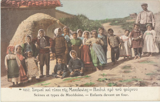 1294kart | Σκηνές και τύποι της Μακεδονίας. Παιδιά μπροστά στο φούρνο. Επιχρωματισμένη | Παιδιά | T047/024
 |  Edit. Librairie Francaise