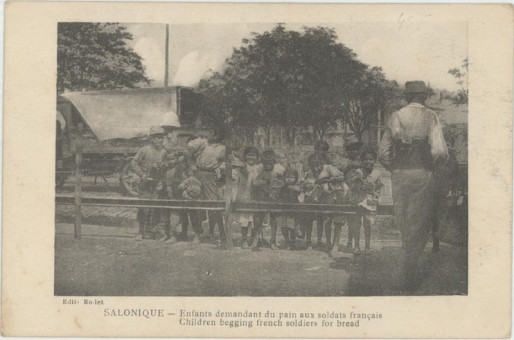 1301kart | Παιδιά ζητιανεύουν ψωμί από Γάλλους στρατιώτες | Παιδιά | T047/031
