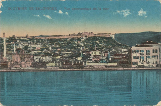 156kart | Άποψη της πόλης από την θάλασσα.Στο βάθος διακρίνονται τα τείχη της Ακρόπολης.Επιχρωματισμένη. | Παραλία Θεσσαλονίκης | T005/009
 |  Editeuer Hananel Naar