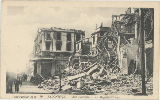 1889kart | Σε πρώτο πλάνο τα ερείπια του μαγαζιού ΤΙΡΙΓΓ στην οδό Βενιζέλου. | Πυρκαγιά | T073/013
 |  Edit. Levy Films
