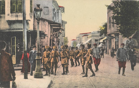 1998kart | Σενεγαλέζοι στρατιώτες του γαλλικού στρατού σε κεντρικό δρόμο της Θεσσαλονίκης.Επιχρωματισμένη | Α΄ Παγκόσμιος Πόλεμος | T078/004
 |  Edit. IPA CT