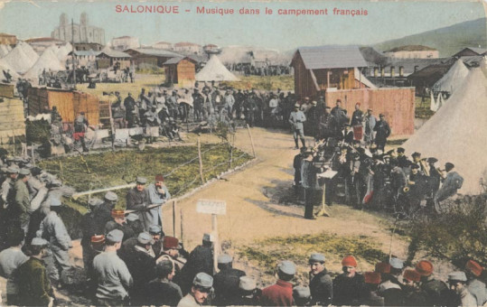 2084kart | Μουσική εκδήλωση στο γαλλικό στρατόπεδο.Επιχρωματισμένη | Α΄ Παγκόσμιος Πόλεμος | T081/010
 |  Edit. IPA CT