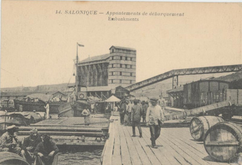 2124kart | Σκηνές από το λιμάνι ενώ δεξιά διακρίνεται το τραίνο. | Λιμάνι Θεσσαλονίκης | T082/016
 |  Edit. Baudimere Phototypie
