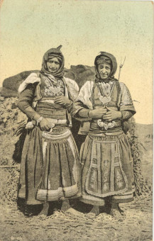 2449kart | Γυναίκες της Μακεδονίας | Ενδυμασίες Ελληνικές Γυναικείες | T097/005
