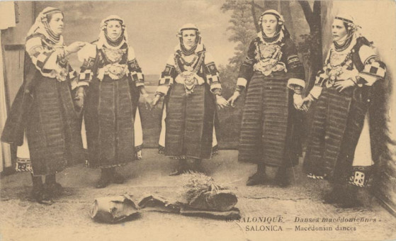2465kart | Γυναίκες της Μακεδονίας με τυπική φορεσιά. | Ενδυμασίες Ελληνικές Γυναικείες | T097/021
 |  Edit. Baudimere Phototypie