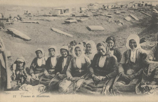 2473kart | Γυναίκες της Μακεδονίας μπροστά σε Εβραϊκό νεκρουαφείο | Ενδυμασίες Ελληνικές Γυναικείες | T097/029
