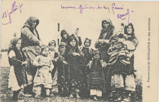 2528kart | Οικογένεια προσφύγων στο Μοναστήρι | Ενδυμασίες Αλβανοί Σλάβοι κ.α. | T099/025
 |  Edit. Abastado & Matia