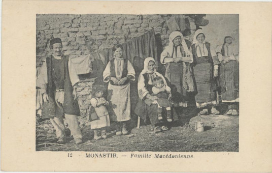 2529kart | Οικογένεια Μακεδόνων στο Μοναστήρι | Ενδυμασίες Αλβανοί Σλάβοι κ.α. | T099/026
 |  Edit. R. Gay