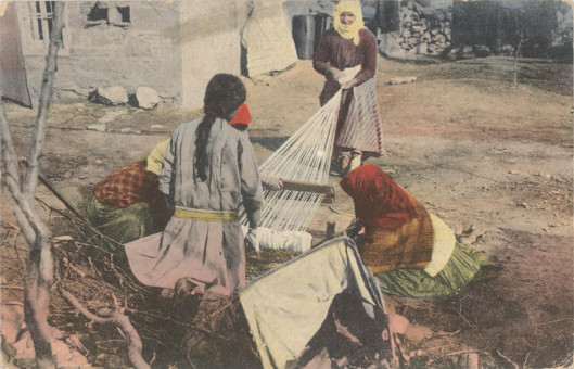 2631kart | Γυναίκες της Μακεδονίας ενώ ασχολούνται με την παρασκευή νημάτων.Επιχρωματισμένη | Ενδυμασίες Ελληνικές Γυναίκες και οικογένεις Ελλήνων | T104/009
 |  Edit. J.S. Menahem