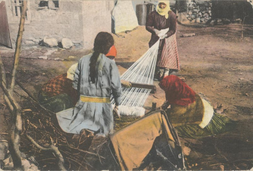 2632kart | Γυναίκες της Μακεδονίας ενώ ασχολούνται με την παρασκευή νημάτων.Επιχρωματισμένη | Ενδυμασίες Ελληνικές Γυναίκες και οικογένεις Ελλήνων | T104/010
 |  Edit. IPA CT