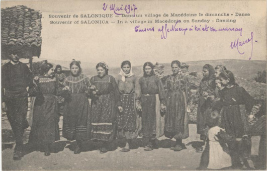 2642kart | Γυναίκες με την χαρακτηρηστική τους φορεσιά χορεύουν το χορό της Κυριακής | Ενδυμασίες Ελληνικές Γυναίκες και οικογένεις Ελλήνων | T104/020
 |  Edit. Parisienne