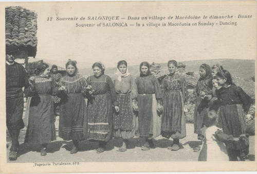 2643kart | Γυναίκες με την χαρακτηρηστική τους φορεσιά χορεύουν το χορό της Κυριακής | Ενδυμασίες Ελληνικές Γυναίκες και οικογένεις Ελλήνων | T104/021
 |  Edit. Parisienne
