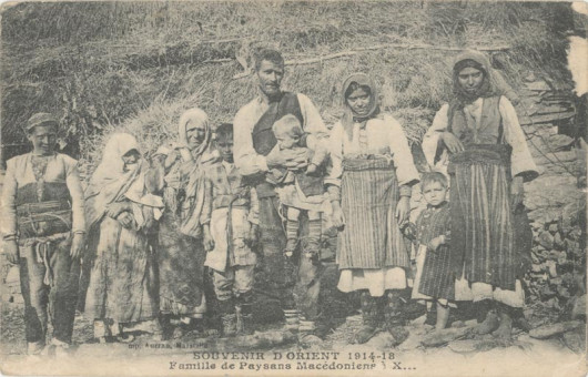2646kart | Οικογένεια αγρατών στη Μακεδονία | Ενδυμασίες Ελληνικές Γυναίκες και οικογένεις Ελλήνων | T104/024
 |  Edit. Aurran