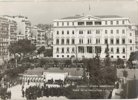 3216kart | Πλατεία Διοικητηρίου.Κατάθεση στεφάνου στο μνημείο. | Θεσσαλονίκη | T128/010
 |  Edit. Argenta