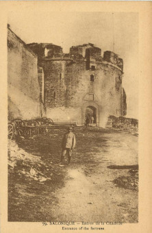 378kart | Στρατιώτης ποζάρει μπροστά στον πύργο της αλύσεως. | Τα τείχη της πόλης | T011/031
 |  Edit. Panisse et Gallenca