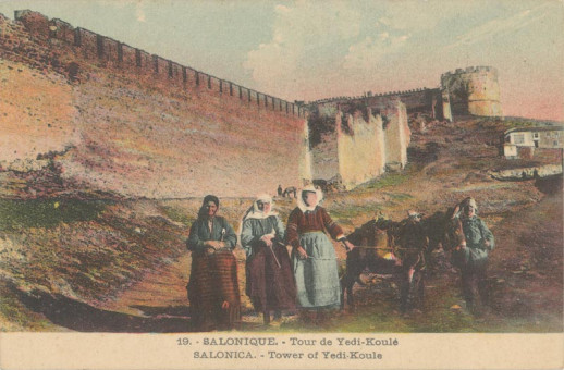 385kart | Γυναίκες της εποχής μπροστά στ τείχη της πόλης. Επιχρωματισμένη | Τα τείχη της πόλης | T012/006
