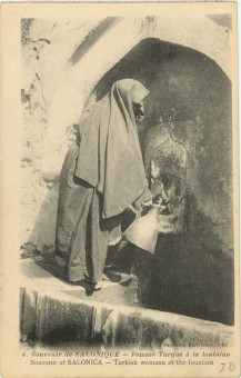 882kart | Τουρκάλα γυναίκα μπροστά σε παλαιά βρύση. | Βρύσες της Θεσσαλονίκης | T029/029
 |  Edit. Parisienne