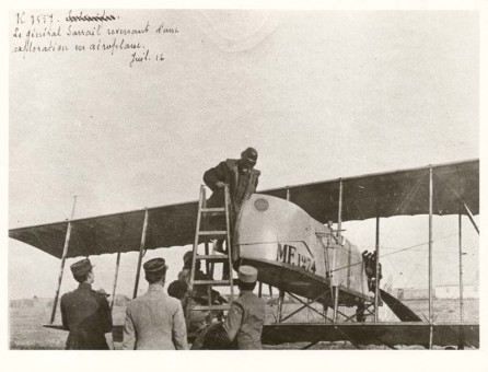 A16 | Ο στρ. Sarrail επιβιβάζεται σε αεροπλάνο  | Ο στρατηγός Sarrail |  συλ. R. Viollet - 23,8 X 18,2 - 07.1916. |  -