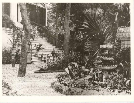 A23 | Ο κήπος του σπιτιού του στρ. Sarrail | Ο στρατηγός Sarrail |  συλ. R. Viollet - 23,8 X 18,2 -  |  -