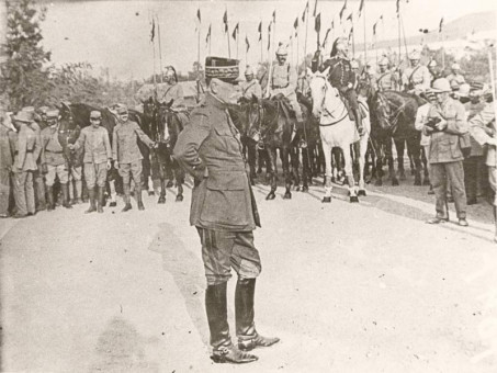 A34 | Ο στρατηγός Σαράιγ με τους Δραγώνους σε κάποια τελετή παρασημοφόρησης αξιωματικών | Ο στρατηγός Sarrail |  συλ. R. Viollet - 23,8 X 18,2 - 1917 |  -