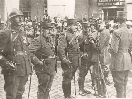 A36 | Παρασημοφόρηση αξιωματικών από το Σαράιγ | Ο στρατηγός Sarrail |  συλ. R. Viollet - 23,8 X 18,2 - 1917 |  -
