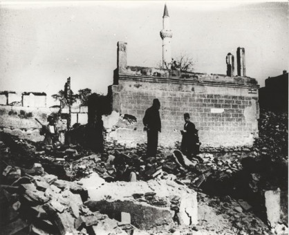 B06 | Τούρκοι που ψάχνουν στα ερείπια της πόλης  | Η πυρκαγιά |  R. Viollet - 24 Χ 18 - 1918 |  -