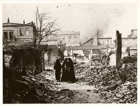 B13 | Μουσουλμάνες στα ερείπια της πόλης | Η πυρκαγιά |  συλ.R. Viollet - 24 Χ 18 -  |  -