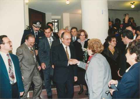 D-09 | Ο Πρόεδρος της Δημοκρατίας Κωστής Στεφανόπουλος στο ισόγειο του ΚΙΘ | Εκαίνια του Κέντρου Ιστορίας Θεσσαλονίκης |  1995 - 15 Χ 21 εκ. |  Νώντας Στυλιανίδης