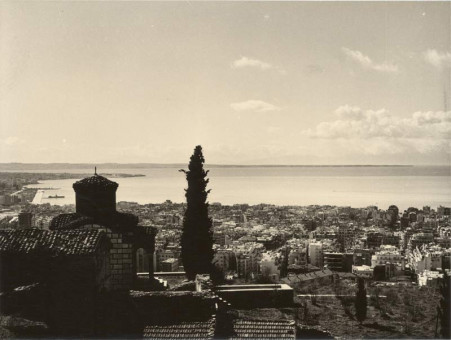 E-06 | Πανοραμική εικόνα της πόλης από τη Μονή Βλατάδων | Φωτογραφίες παλιάς Θεσσαλονίκης (κυρίως εκκλησιών) |  - 24 Χ 18 εκ. |  Σωκράτης Ιορδανίδης
