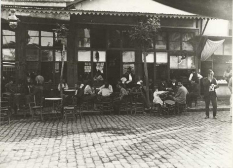 E009 | Τουρκικό καφενείο στη συνοικία του λιμανιού το 1910 | Κτίρια και περιοχές της πόλης |  Συλ. Rog. Viollet - 23 Χ 17, 5 εκ. - 1910 |  -