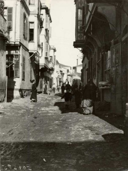 E013 | Οδός στη Θεσσαλονίκη το 1900 | Κτίρια και περιοχές της πόλης |  Συλ. Rog. Viollet - 23 Χ 18 εκ. - 1900 |  -