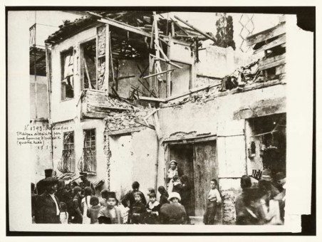 E047 | Σπίτι καταστραμένο από βόμβες του Γερμανικού αεροπλάνου | Κτίρια και περιοχές της πόλης |  Συλ. Rog. Viollet - 18 Χ 24 εκ. - 17.03.1916 |  -