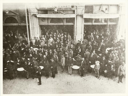 F49 | Άνθρωποι έξω από το καφέ Κρυστάλ στη Βενιζέλου | Άνθρωποι |  Συλ. Rog. Viollet - 23 Χ 18 εκ. - 1917 |  -