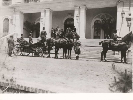 G08 | Ο Σουλτάνος Mehmet στην είσοδο του Διοικητηρίου. | Η επίσκεψη του Σουλτάνου |  συλ. R. Viollet - 23,5 Χ 18 - 06/1910 (;) |  -