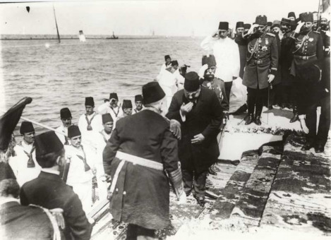 G11 | Σώμα αξιωματικών υποδέχεται τον Mehmet Rechat στην προκυμαία | Η επίσκεψη του Σουλτάνου |  συλ. R. Viollet - 23,5 Χ 18 - 06/1910 (;) |  -