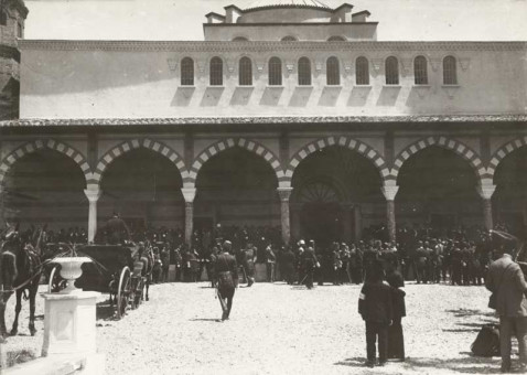 G13 | Τούρκοι αξιωματικοί & επίσημοι μπροστά στο τζαμί της Αγ. Σοφία | Η επίσκεψη του Σουλτάνου |  συλ. R. Viollet - 23,5 Χ 18 - 06/1910 (;) |  -