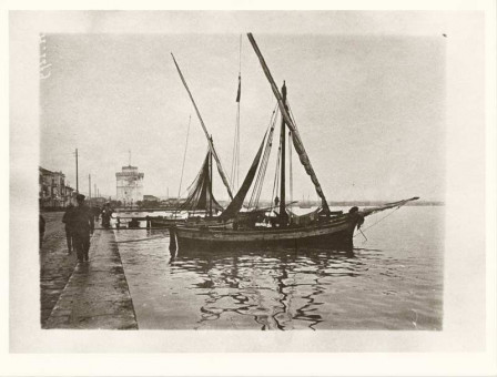 H20 | Πλοιάρια στην προκυμαία μπροστά στο λιμάνι | Το λιμάνι |  Συλ. Rog. Viollet - 23 Χ 18 εκ. -  |  -