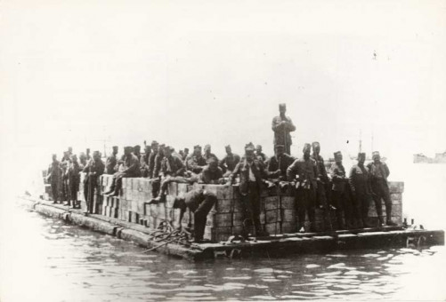H41 | Σέρβοι στρατιώτες μεταφέρονται με σχεδία στο λιμάνι | Το λιμάνι |  Συλ. Rog. Viollet - 23 Χ 18 εκ. - 1916 |  -