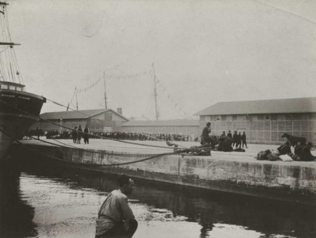 H47 | ΣΤ προκυμαία του λιμένος στα 1910 | Το λιμάνι |  Συλ. Rog. Viollet - 23 Χ 18 εκ. -  |  -