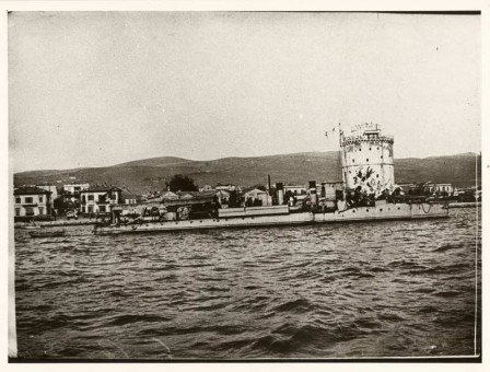 H55 | Συμμαχικό σκάφος στο λιμάνι (Λ. Πύργος) | Το λιμάνι |  Συλ. Rog. Viollet - 23 Χ 18 εκ. -  |  -