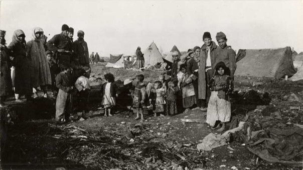 KS20 | Πρόσφυγες από τη Μακεδονία | Πρόσφυγες |  Συλ. Rog. Viollet - 18 Χ 24εκ - 1915 |  -