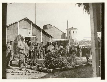 L60 | Γάλλοι αξιωματικοί φροντίζουν τον κήπο. Στο βάθος το Μπαρούτ Χανέ. | Ανώτεροι Αξιωματικοί |  Συλ. Rog. Viollet - 18 Χ 24 εκ. - 03.10.1916 |  -