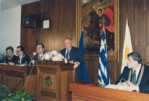 M-05 | Στιγμιότυπο από την επίσημη επίσκεψη του Προέδρου της Κυπριακής Δημοκρατίας Γλαύκου Κληρίδη στο Δημαρχείο στη Θεσσαλονίκη τον Σεπτέμβριο | ΕΠΙΣΚΕΨΗ ΤΟΥ ΠΡΟΕΔΡΟΥ ΤΗΣ ΚΥΠΡΙΑΚΗΣ ΔΗΜΟΚΡΑΤΙΑΣ ΓΛΑΥΚΟΥ ΚΛΗΡΙΔΗ ΣΤΗ ΘΕΣΣΑΛΟΝΙΚΗ ΤΟ 1993 |  1993 - 20 Χ 30 εκ. |  Γιάννης Κυριακίδης
