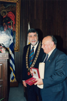 M-06 | Στιγμιότυπο από την επίσημη επίσκεψη του Προέδρου της Κυπριακής Δημοκρατίας Γλαύκου Κληρίδη στο Δημαρχείο στη Θεσσαλονίκη το 1993. Στη φωτο� | ΕΠΙΣΚΕΨΗ ΤΟΥ ΠΡΟΕΔΡΟΥ ΤΗΣ ΚΥΠΡΙΑΚΗΣ ΔΗΜΟΚΡΑΤΙΑΣ ΓΛΑΥΚΟΥ ΚΛΗΡΙΔΗ ΣΤΗ ΘΕΣΣΑΛΟΝΙΚΗ ΤΟ 1993 |  1993 - 20 Χ 30 εκ. |  Γιάννης Κυριακίδης