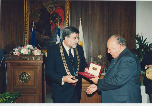 M-09 | Στιγμιότυπο από την επίσημη επίσκεψη του Προέδρου της Κυπριακής Δημοκρατίας Γλαύκου Κληρίδη στο Δημαρχείο στη Θεσσαλονίκη το 1993. Στη φωτο� | ΕΠΙΣΚΕΨΗ ΤΟΥ ΠΡΟΕΔΡΟΥ ΤΗΣ ΚΥΠΡΙΑΚΗΣ ΔΗΜΟΚΡΑΤΙΑΣ ΓΛΑΥΚΟΥ ΚΛΗΡΙΔΗ ΣΤΗ ΘΕΣΣΑΛΟΝΙΚΗ ΤΟ 1993 |  1993 - 20 Χ 30 εκ. |  Γιάννης Κυριακίδης