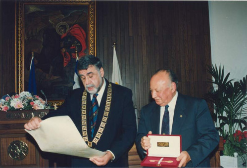 M-14 | Στιγμιότυπο από την επίσημη επίσκεψη του Προέδρου της Κυπριακής Δημοκρατίας Γλαύκου Κληρίδη στο Δημαρχείο στη Θεσσαλονίκη το 1993. Στη φωτο� | ΕΠΙΣΚΕΨΗ ΤΟΥ ΠΡΟΕΔΡΟΥ ΤΗΣ ΚΥΠΡΙΑΚΗΣ ΔΗΜΟΚΡΑΤΙΑΣ ΓΛΑΥΚΟΥ ΚΛΗΡΙΔΗ ΣΤΗ ΘΕΣΣΑΛΟΝΙΚΗ ΤΟ 1993 |  1993 - 20 Χ 30 εκ. |  Γιάννης Κυριακίδης
