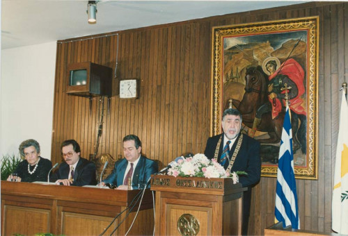 M-16 | Στιγμιότυπο από την επίσημη επίσκεψη του Προέδρου της Κυπριακής Δημοκρατίας Γλαύκου Κληρίδη στο Δημαρχείο στη Θεσσαλονίκη τον Σεπτέμβριο | ΕΠΙΣΚΕΨΗ ΤΟΥ ΠΡΟΕΔΡΟΥ ΤΗΣ ΚΥΠΡΙΑΚΗΣ ΔΗΜΟΚΡΑΤΙΑΣ ΓΛΑΥΚΟΥ ΚΛΗΡΙΔΗ ΣΤΗ ΘΕΣΣΑΛΟΝΙΚΗ ΤΟ 1993 |  1993 - 20 Χ 30 εκ. |  Γιάννης Κυριακίδης