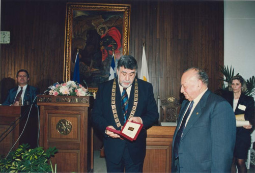 M-17 | Στιγμιότυπο από την επίσημη επίσκεψη του Προέδρου της Κυπριακής Δημοκρατίας Γλαύκου Κληρίδη στο Δημαρχείο στη Θεσσαλονίκη το 1993. Στη φωτο� | ΕΠΙΣΚΕΨΗ ΤΟΥ ΠΡΟΕΔΡΟΥ ΤΗΣ ΚΥΠΡΙΑΚΗΣ ΔΗΜΟΚΡΑΤΙΑΣ ΓΛΑΥΚΟΥ ΚΛΗΡΙΔΗ ΣΤΗ ΘΕΣΣΑΛΟΝΙΚΗ ΤΟ 1993 |  1993 - 20 Χ 30 εκ. |  Γιάννης Κυριακίδης