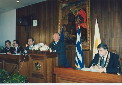M-26 | Στιγμιότυπο από την επίσημη επίσκεψη του Προέδρου της Κυπριακής Δημοκρατίας Γλαύκου Κληρίδη στο Δημαρχείο στη Θεσσαλονίκη τον Σεπτέμβριο | ΕΠΙΣΚΕΨΗ ΤΟΥ ΠΡΟΕΔΡΟΥ ΤΗΣ ΚΥΠΡΙΑΚΗΣ ΔΗΜΟΚΡΑΤΙΑΣ ΓΛΑΥΚΟΥ ΚΛΗΡΙΔΗ ΣΤΗ ΘΕΣΣΑΛΟΝΙΚΗ ΤΟ 1993 |  1993 - 20 Χ 30 εκ. |  Γιάννης Κυριακίδης