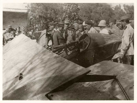 M005 | Κατεστραμένο αεροπλάνο στο γαλλικό στρατόπεδο | Στρατιώτες και στρατιωτική ζωή |  Συλ. Rog. Viollet - 18 Χ 24 εκ. - 1915/17 |  -